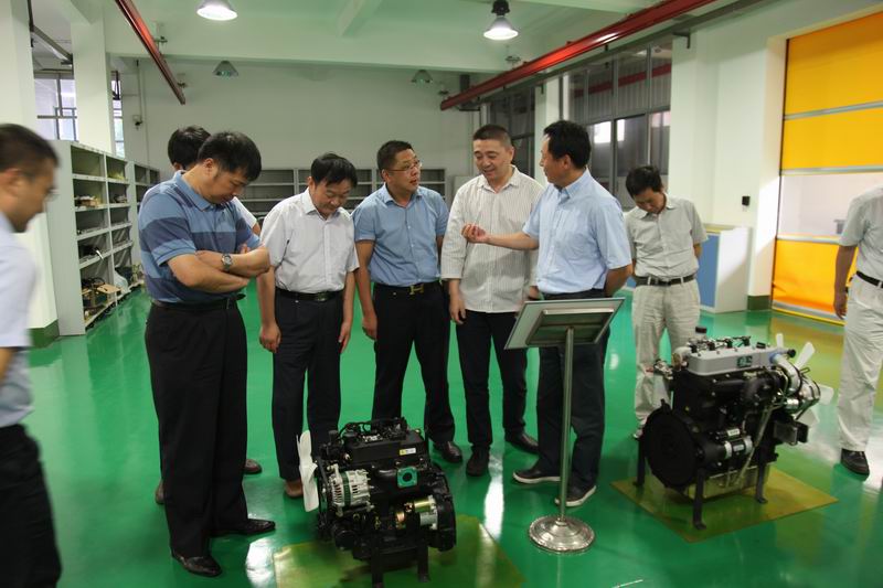 调解巨细 徐毅副总司理向专家先容两款新品.JPG