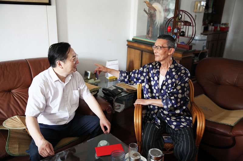 调解巨细 慰问.JPG