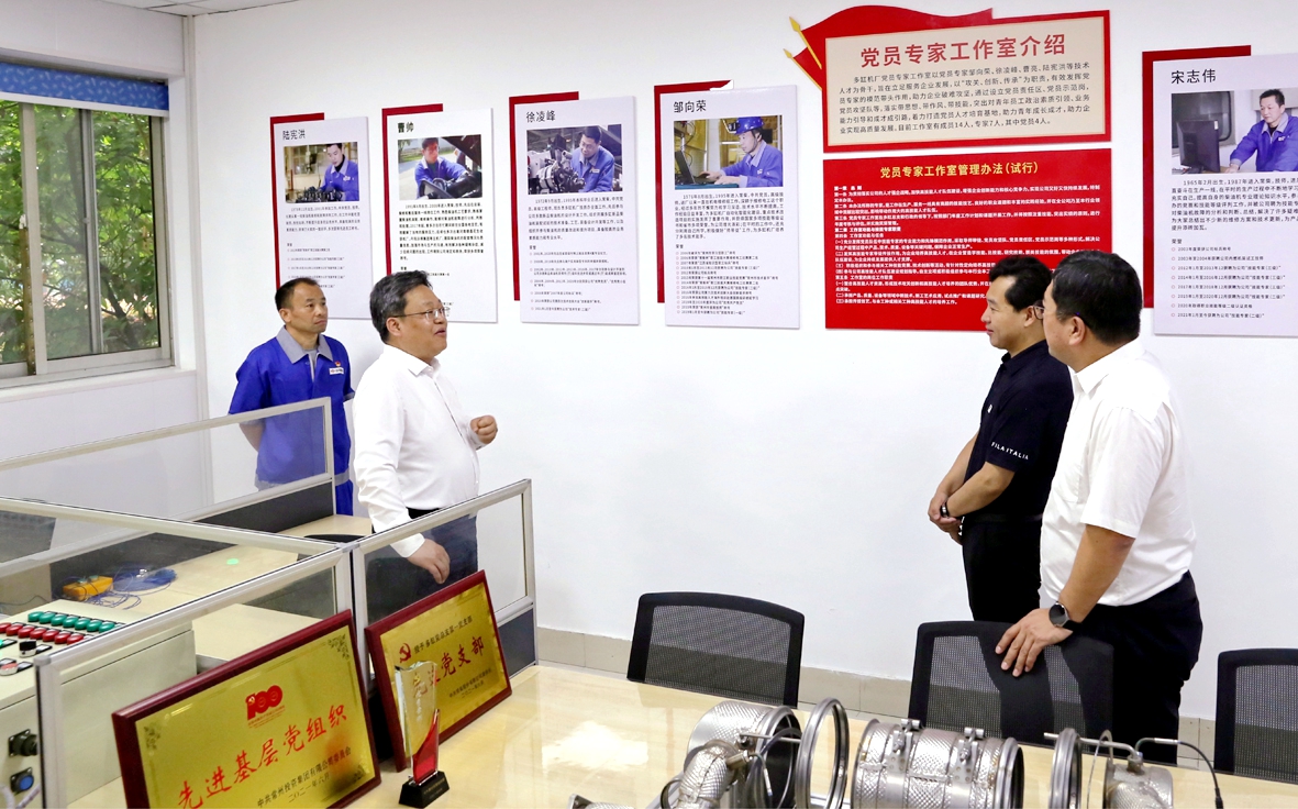 图为省国资委副主任郁平(左二)一行旅行多缸机厂党员专家事情室_副本.jp 人生就是博·(中国区)官方网站